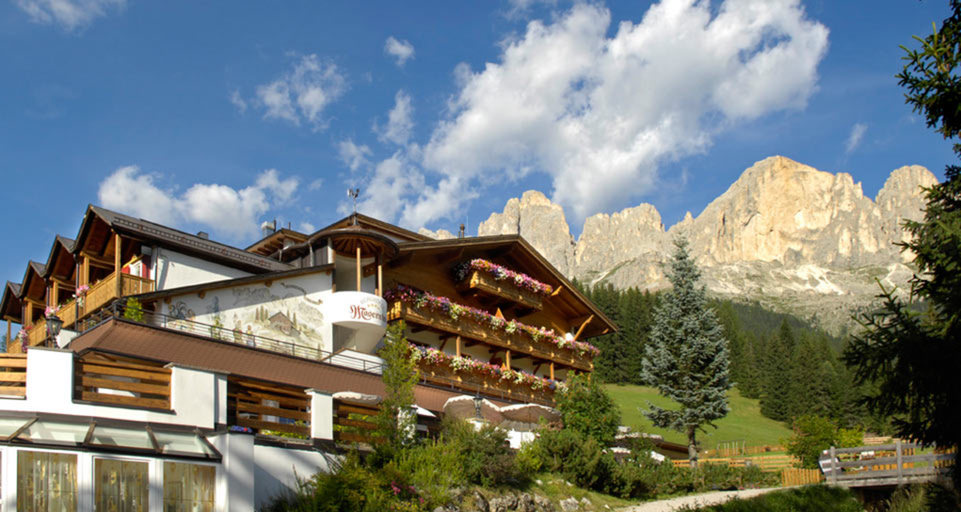 Direkt unter den Dolomiten: das Berghotel Moseralm Direkt unter den Dolomiten: das Berghotel Moseralm