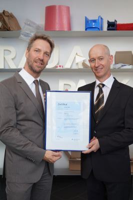 K. Pilinski (Rajapack) und K. Schildwächter (TÜV Rheinland) mit der ISO 9001-Zertifizierung. (v.l.) K. Pilinski (Rajapack) und K. Schildwächter (TÜV Rheinland) mit der ISO 9001-Zertifizierung. (v.l.)