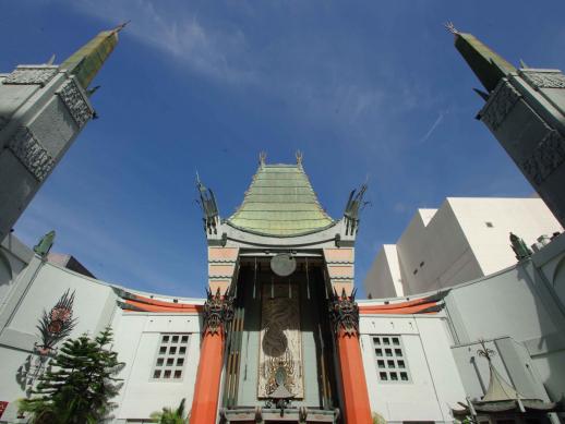 Ein Muss jeder Hollywoodtour: Das Grauman´s Chinese Theater, vor dessen Eingang die Fuß- und Handabd Ein Muss jeder Hollywoodtour: Das Grauman´s Chinese Theater, vor dessen Eingang die Fuß- und Handabd