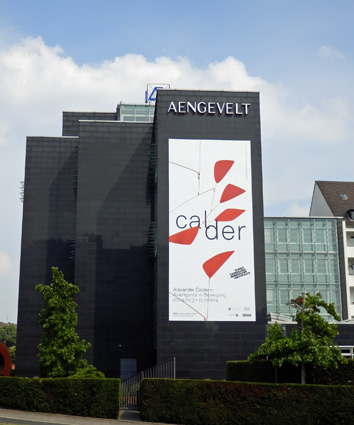 Das Großflächenplakat zur Calder-Ausstellung an der Fassade des AENGEVELT-Stammhauses am Kennedydamm Das Großflächenplakat zur Calder-Ausstellung an der Fassade des AENGEVELT-Stammhauses am Kennedydamm