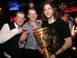 v.l.Service Manager Kai Jüneman, Club Manager A. Murphy und Thorsten Frings