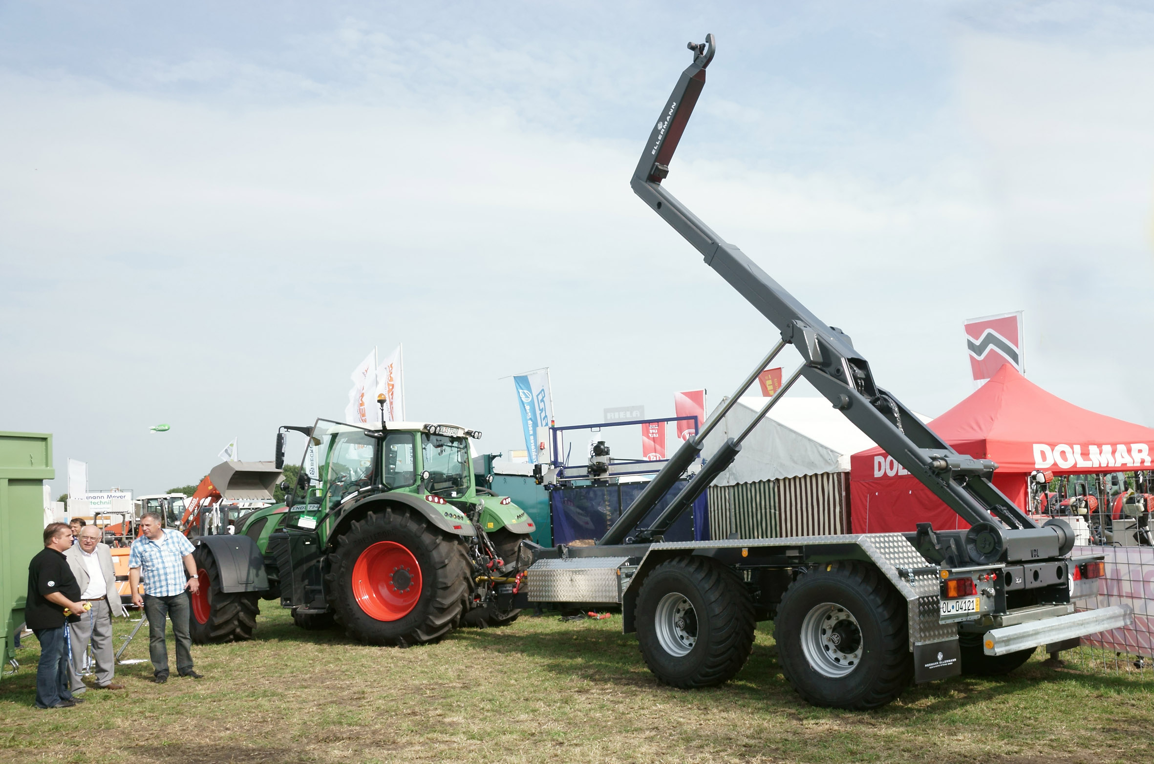 Erstmalig bietet Hermann Ellermann Containersysteme einen Abrollkipper für die Landwirtschaft. Erstmalig bietet Hermann Ellermann Containersysteme einen Abrollkipper für die Landwirtschaft.