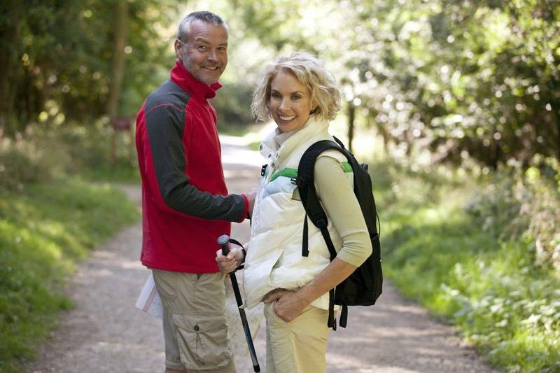 Mäßige Bewegung ist bei Rückenschmerzen sinnvoll. Foto: djd/Ergo Direkt Versicherungen/Corbis