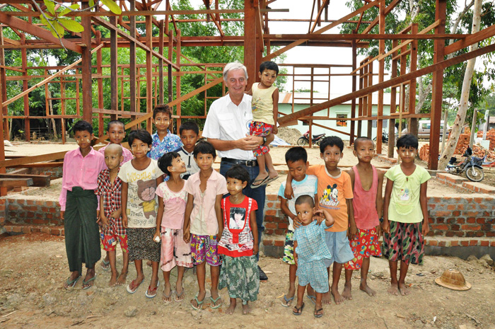 Reiner Meutsch mit Kindern in Myanmar Reiner Meutsch mit Kindern in Myanmar