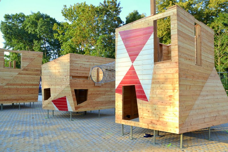 Der große Burgspielplatz der Landesgartenschau Zülpich 2014 wird derzeit aufgebaut.