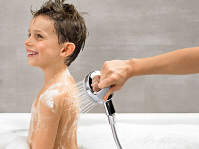 Die Handbrause HANSAVIVA FLEX eignet sich ideal für die Körperpflege von Kindern. Die Handbrause HANSAVIVA FLEX eignet sich ideal für die Körperpflege von Kindern.