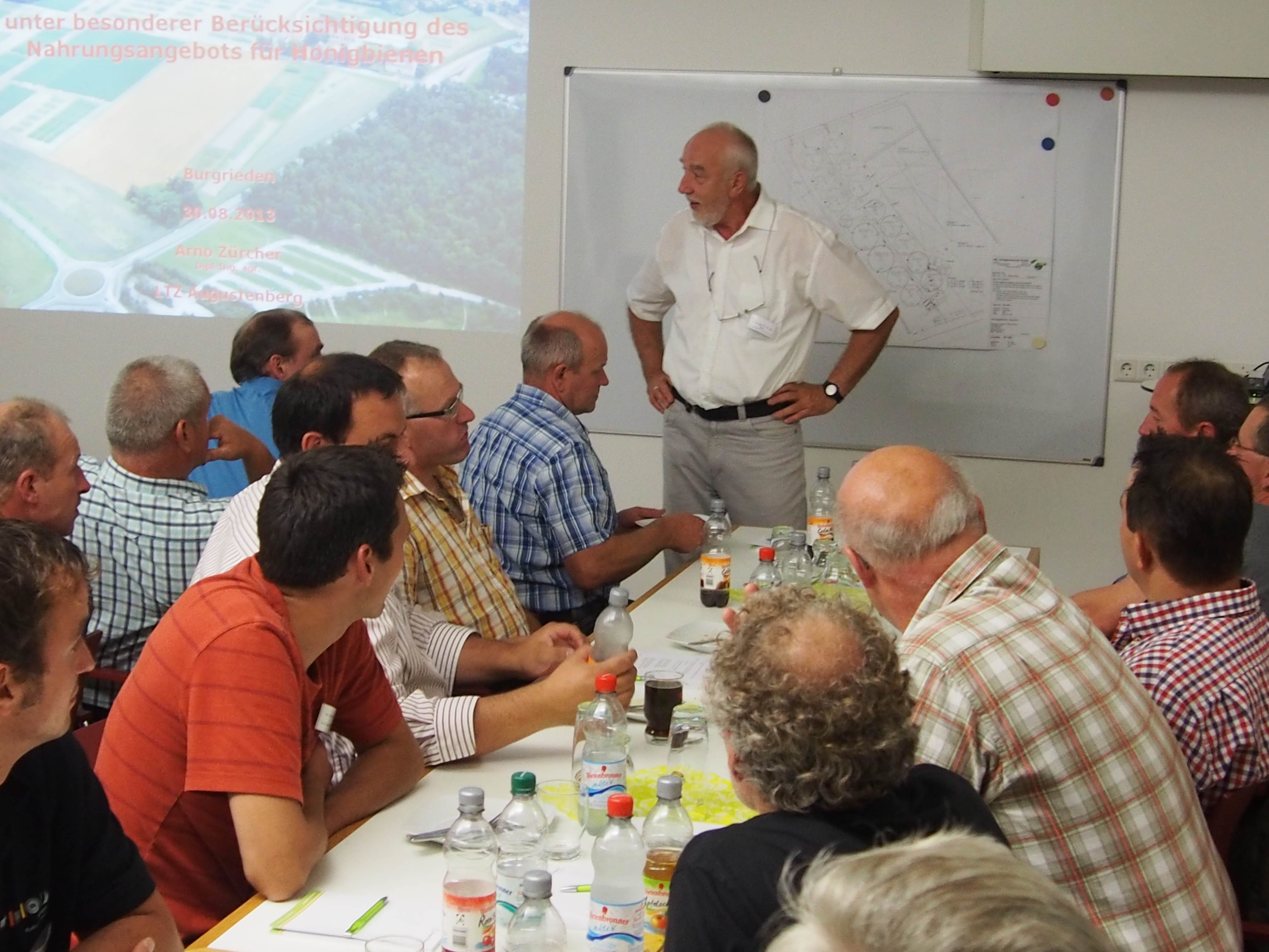 Dr. sc. Agr. Dr. rer. nat. Helmut Horn, Landesanstalt für Bienenkunde, im Dialog mit den Landwirten. Dr. sc. Agr. Dr. rer. nat. Helmut Horn, Landesanstalt für Bienenkunde, im Dialog mit den Landwirten.
