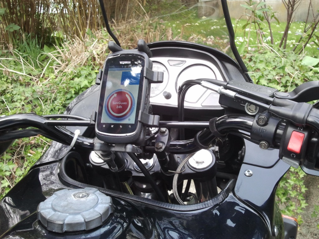 SafeGuard24h-App mit dem rugged Smartphone in der RAM-Mount-Halterung SafeGuard24h-App mit dem rugged Smartphone in der RAM-Mount-Halterung