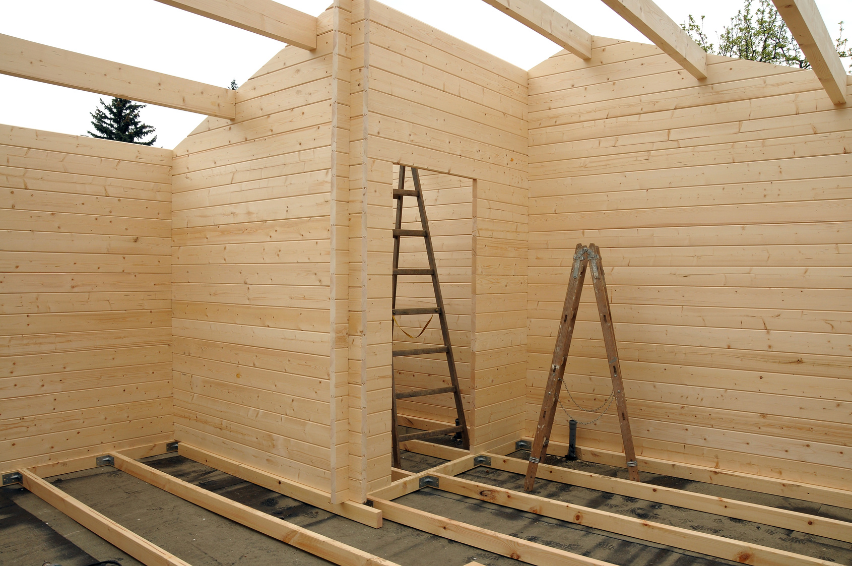 Natürliche Stoffe wie Holz oder Steinwände halten die Wärme ebenfalls in den Räumlichkeiten. Natürliche Stoffe wie Holz oder Steinwände halten die Wärme ebenfalls in den Räumlichkeiten.