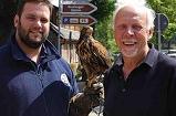 Vor dem Hinweisschild zur Greifvogelstation Müden. Foto: True