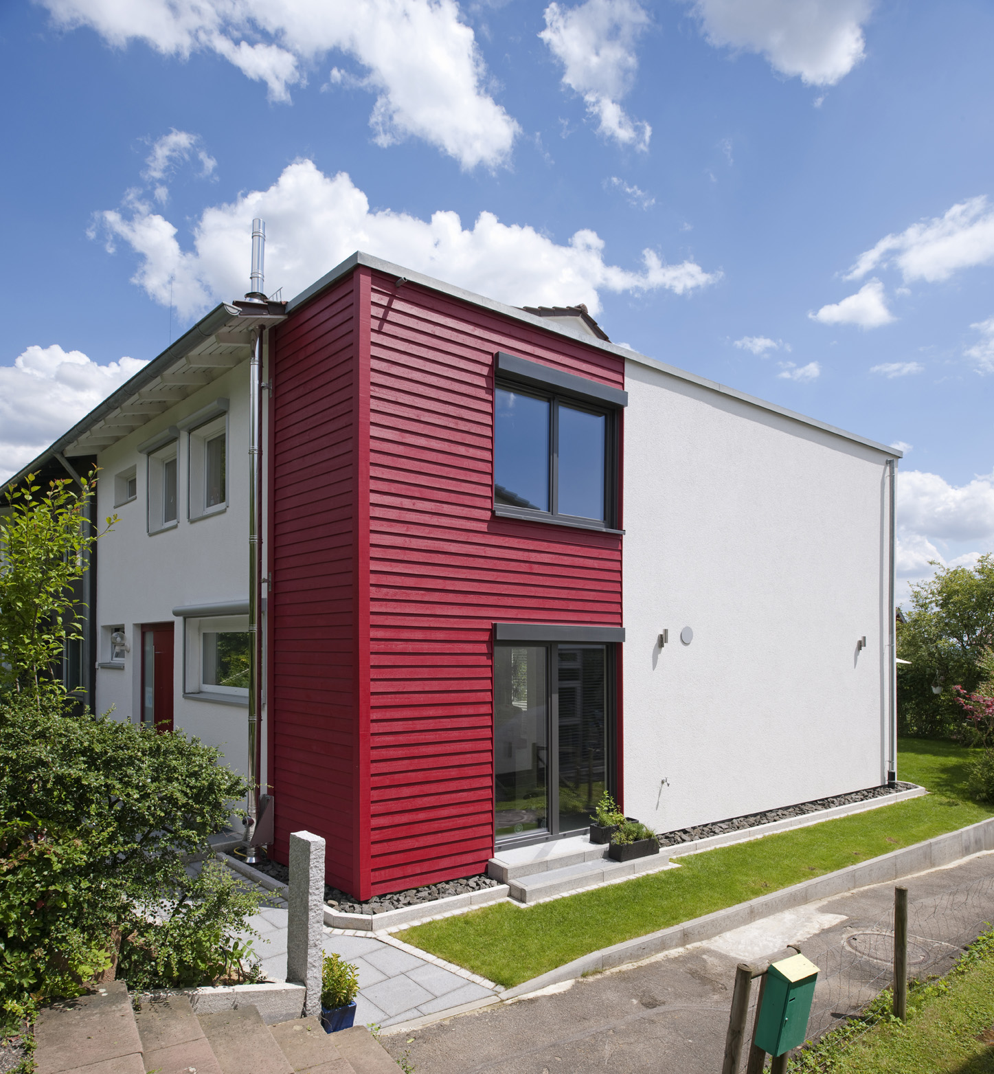 Das unscheinbare Reihenendhaus wird zum modernen Blickfang