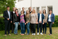 Der neue Azubijahrgang der Brodos AG flankiert von COO Stefan Vitzithum und Kerstin Lehmann.