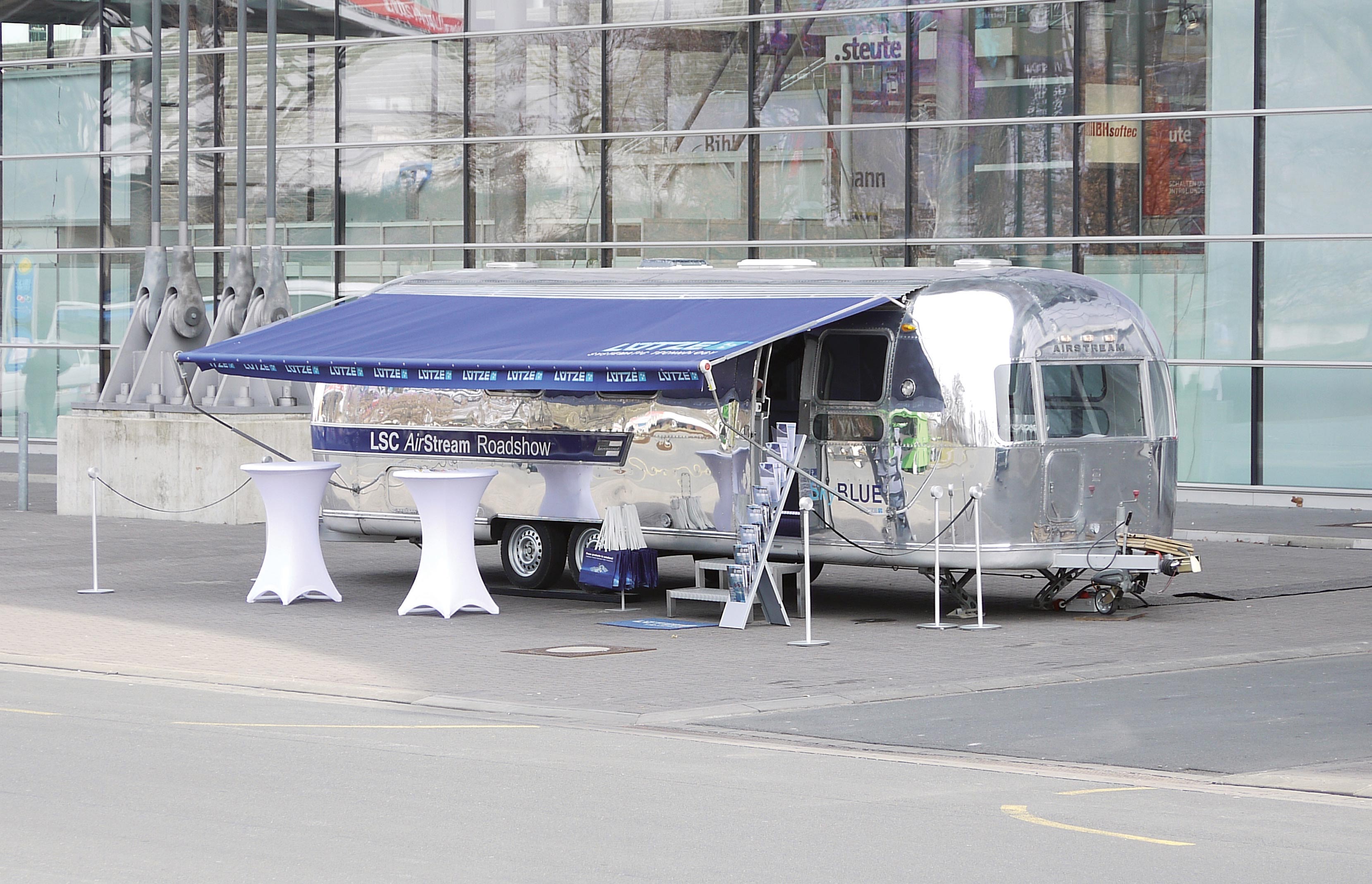 Ein Wohnwagentraum aus Aluminium. Der 72er-Airstream macht eine perfekte Figur für das neue LSC-AirS Ein Wohnwagentraum aus Aluminium. Der 72er-Airstream macht eine perfekte Figur für das neue LSC-AirS