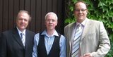 Pfarrer Heiner Karnstein und Superintendent Jürgen Knabe und Kai Uffelmann vor der Tür der Holper Ki Pfarrer Heiner Karnstein und Superintendent Jürgen Knabe und Kai Uffelmann vor der Tür der Holper Ki