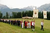 Herz Jesu Fest Weerberg mit Blick auf das Karwendel