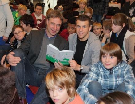 Foto: Marco Bode und Lukas Schmitz stellten 2012 den Sammelband vor (c) Waterfront