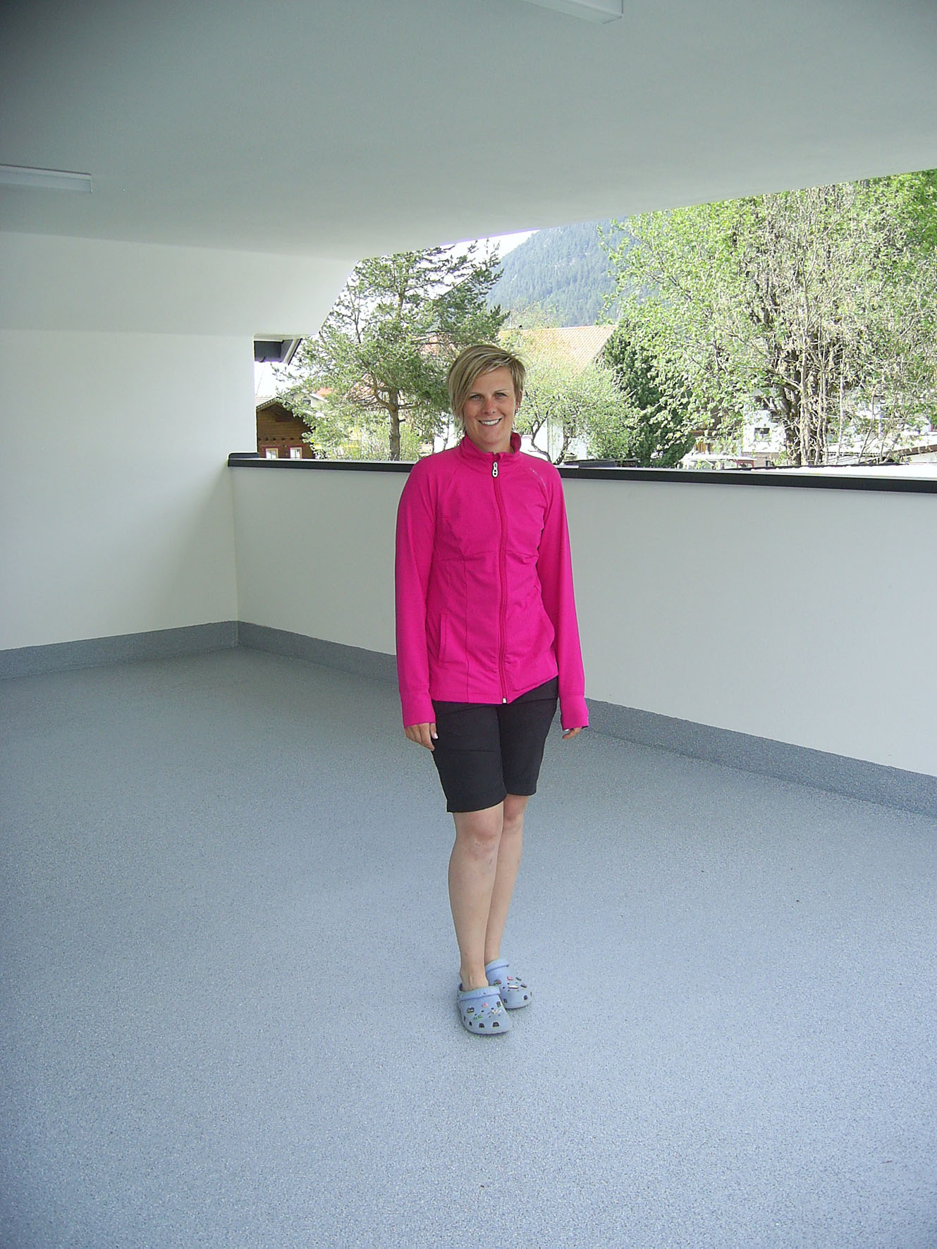 Niki Hosp freut sich, dass ihre Carport-Fläche mit Triflex BTS-P rutschfest und ansprechend gestalte Niki Hosp freut sich, dass ihre Carport-Fläche mit Triflex BTS-P rutschfest und ansprechend gestalte
