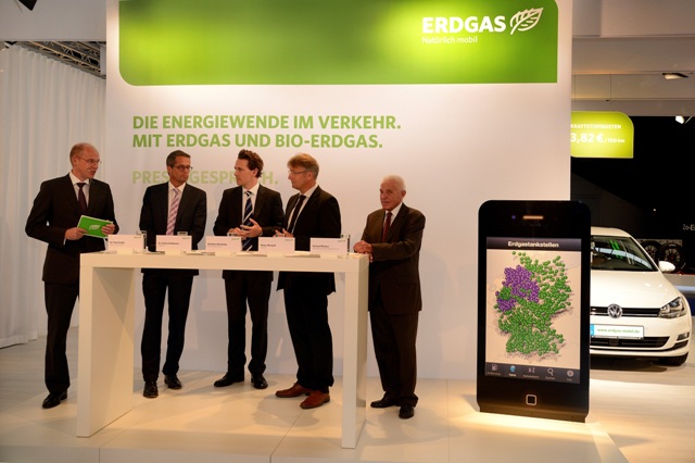 Dr. Timm Kehler, Geschäftsführer von erdgas mobil (links),  im Gespräch zur Energiewende im Verkehr