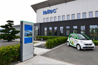 Die neue Ladesäule von Veniox wird bei leitec in Betrieb genommen. (© leitec Gebäudetechnik GmbH) Die neue Ladesäule von Veniox wird bei leitec in Betrieb genommen. (© leitec Gebäudetechnik GmbH)