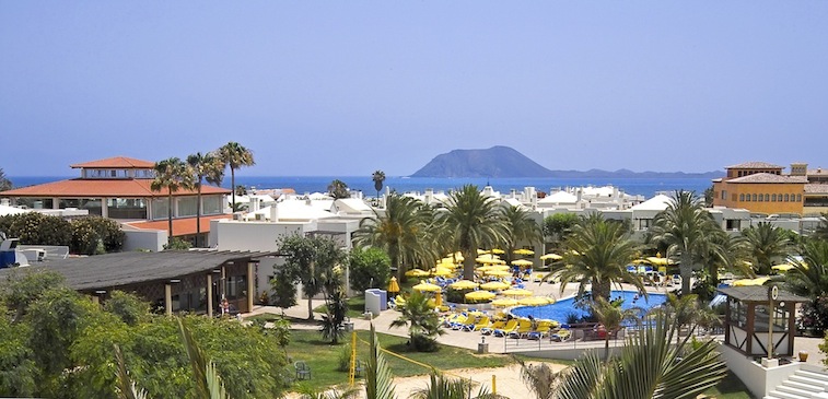 Panorama-Ansicht der Hotelanlage mit Blick auf die Insel Lobos Panorama-Ansicht der Hotelanlage mit Blick auf die Insel Lobos