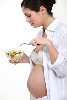 Pregnant_woman_eating_salad_©_aboutpixel_Mark_Chambers