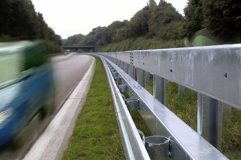 Leitplanken - die heimlichen Schutzengel aus Stahl. Foto: djd/Gütegemeinschaft Stahlschutzplanken e. Leitplanken - die heimlichen Schutzengel aus Stahl. Foto: djd/Gütegemeinschaft Stahlschutzplanken e.
