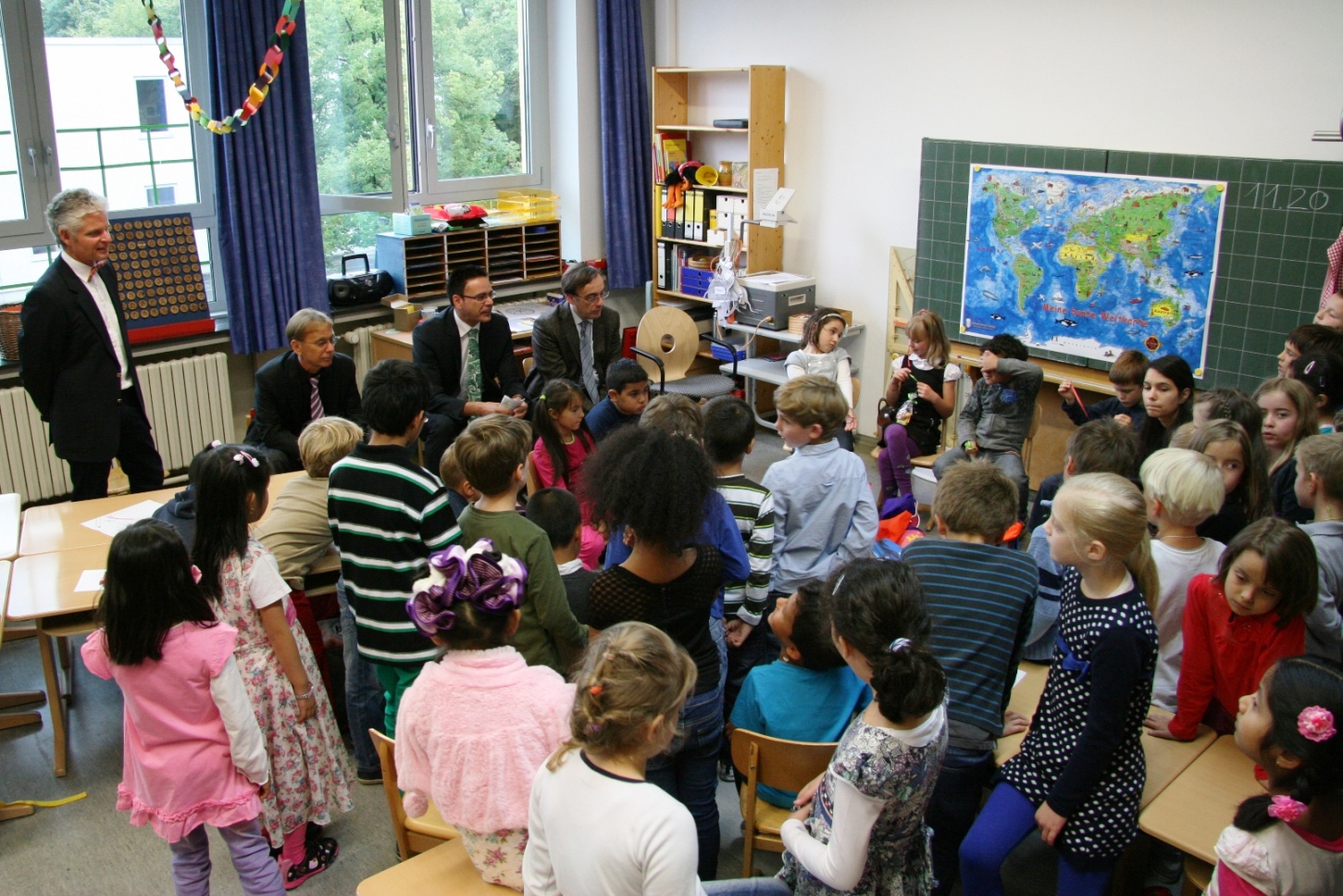 Der Würzburger Filialdirektor (3.v.l.) im Kreis der Erstklässler an der Mönchberg-Schule.