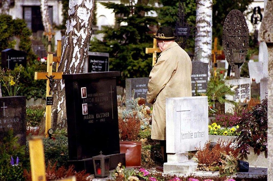 Die Friedhofsgebühren in Deutschland wurden erheblich erhöht. Foto: djd/Ergo Direkt Versicherungen Die Friedhofsgebühren in Deutschland wurden erheblich erhöht. Foto: djd/Ergo Direkt Versicherungen