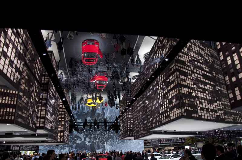 Spiegelnde Impression aus der AUDI-AGORA (Foto: OLYMP) Spiegelnde Impression aus der AUDI-AGORA (Foto: OLYMP)