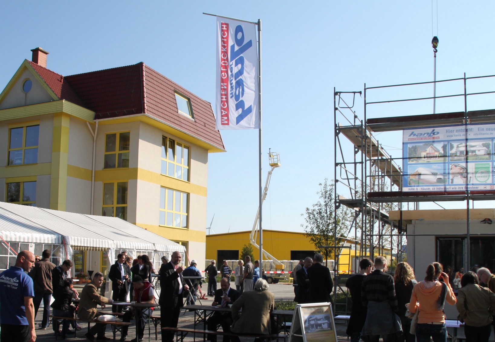 Tag der offenen Tür: Hanlo lädt Kunden und Interessierte in die Erlebniswelt Fertighaus Freiwalde ei