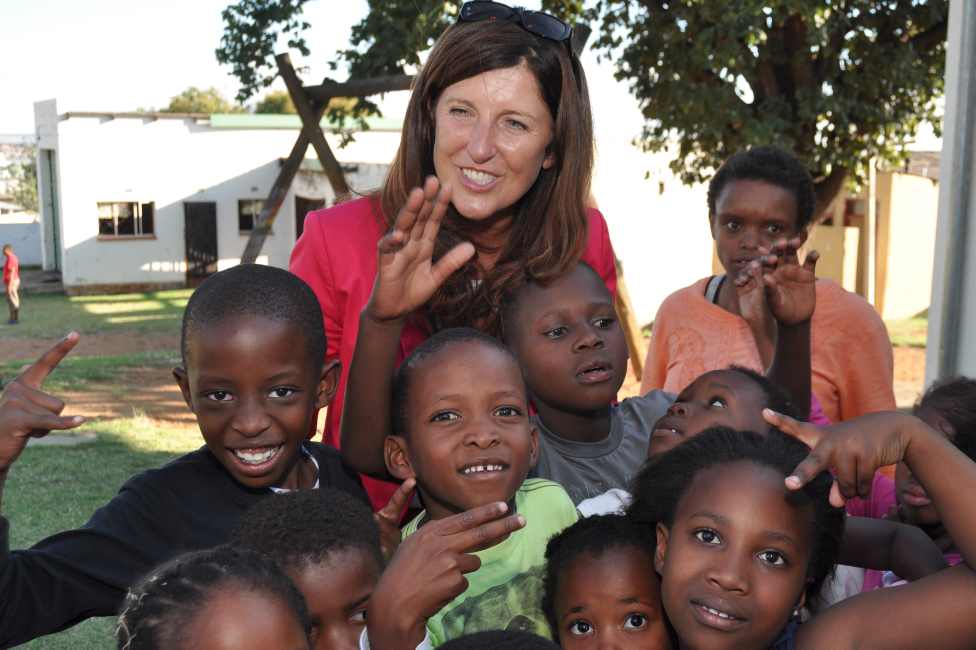 Nelly Kostadinova mit ihren Kids in Südafrika