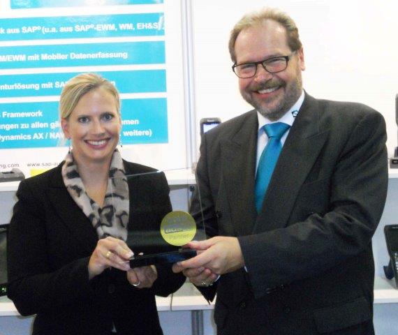 Michel A. Bossard, Geschäftsführer der OPAL Associates AG erhält von Julia Kusche, Vertrieb Channel Michel A. Bossard, Geschäftsführer der OPAL Associates AG erhält von Julia Kusche, Vertrieb Channel