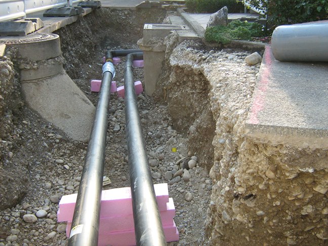 Zahlreiche Hindernisse musste das Mennicke Team unter dem Asphalt aus dem Weg räumen, bevor die neue