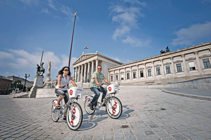 Wien lässt sich hervorragend mit dem Rad erkunden. Foto: djd/AllYouNeed Hotels/Gewista Ernst Hammers Wien lässt sich hervorragend mit dem Rad erkunden. Foto: djd/AllYouNeed Hotels/Gewista Ernst Hammers