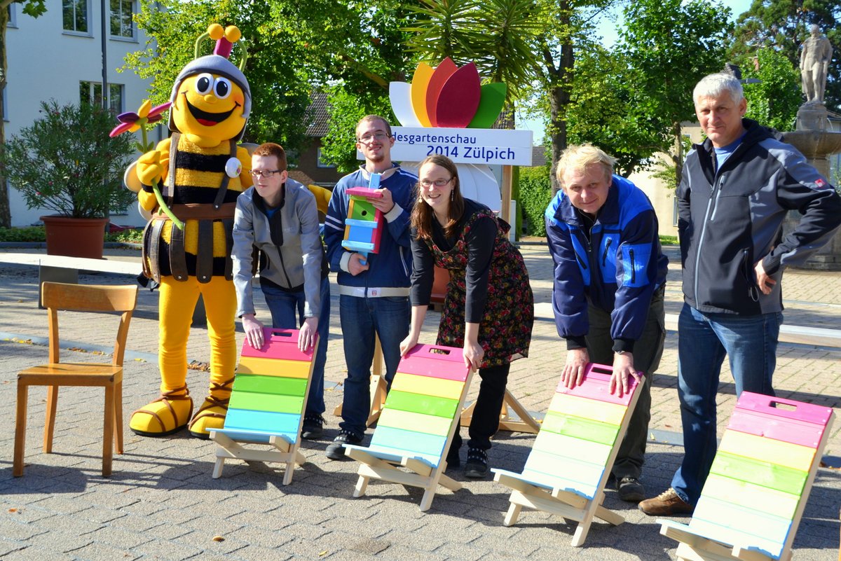Schöne Stühle brachten die Bürger für die lange Tafel der Landesgartenschau Zülpich 2014.