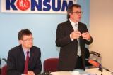 Vorstandssprecher Roger Ulke (rechts) erläutert die Bilanz 2008 Vorstandssprecher Roger Ulke (rechts) erläutert die Bilanz 2008