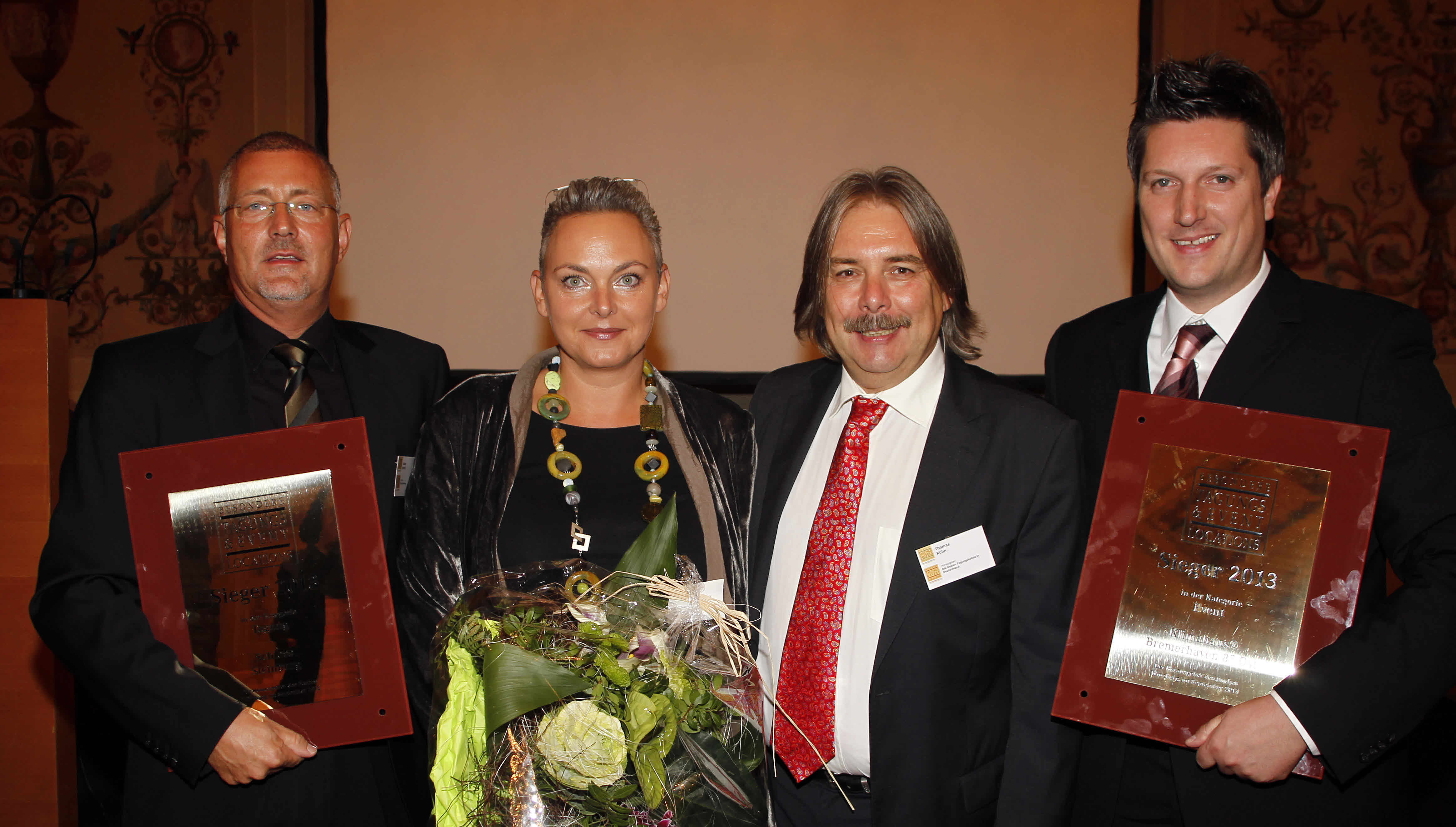 Thomas Kühn (Mitte) konnte das Ehepaar Bezolz (Steinburg) und Martin Mahlstedt (Bremerhaven) auszeic Thomas Kühn (Mitte) konnte das Ehepaar Bezolz (Steinburg) und Martin Mahlstedt (Bremerhaven) auszeic