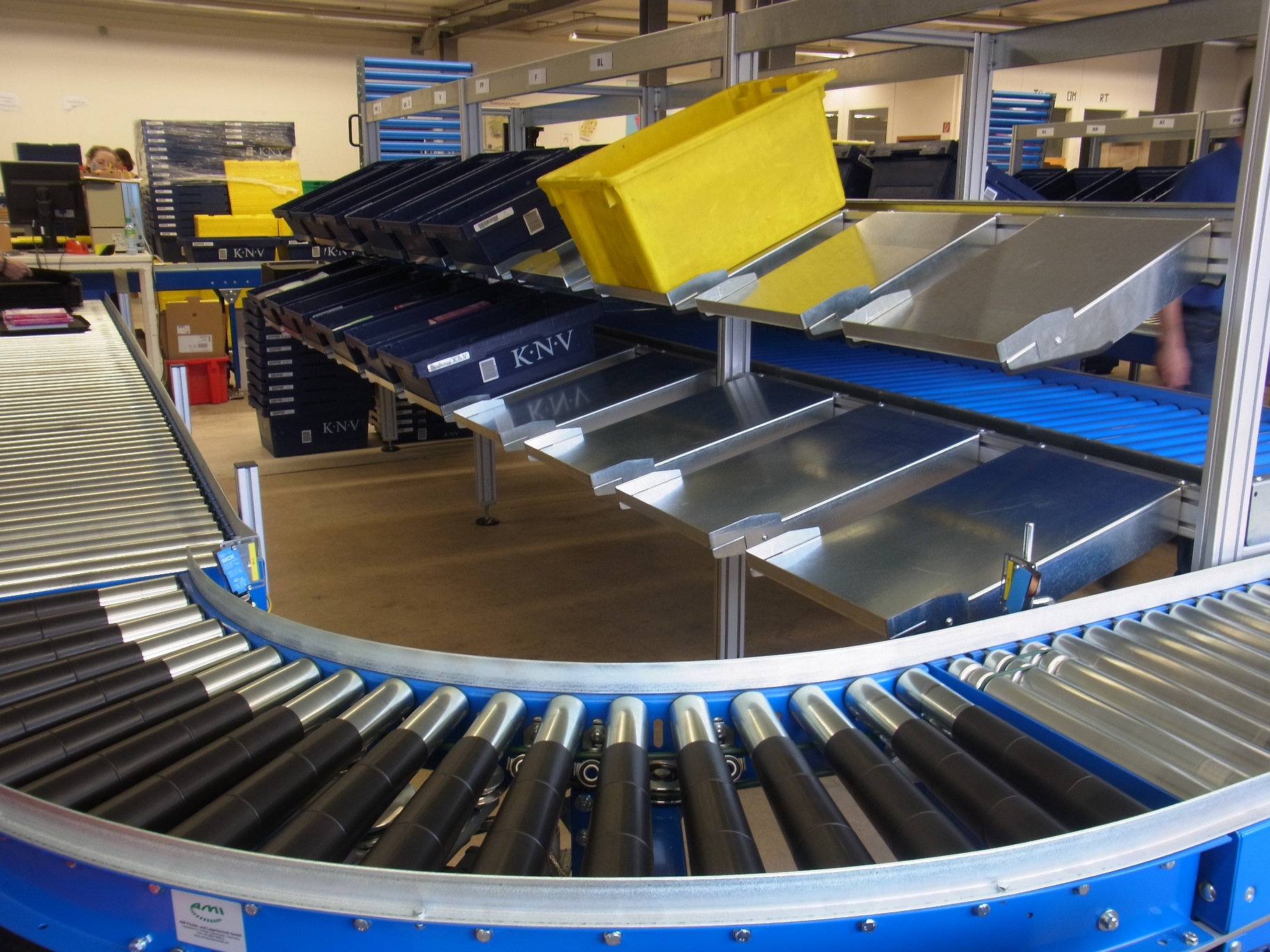 Individuelle Förderstrecke von AMI optimiert Logistik bei Osiander Individuelle Förderstrecke von AMI optimiert Logistik bei Osiander