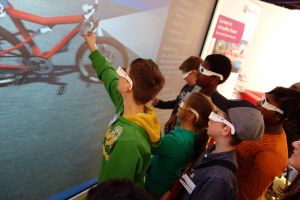 Kleine Entdecker am Physik-Modul?Elektrische Felder?auf der Frankfurter Buchmesse 2012.