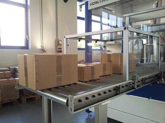 Das ALS Box Opening System (BOS) kann ohne Vorsortierung Pakete automatisiert aufschneiden. Das ALS Box Opening System (BOS) kann ohne Vorsortierung Pakete automatisiert aufschneiden.