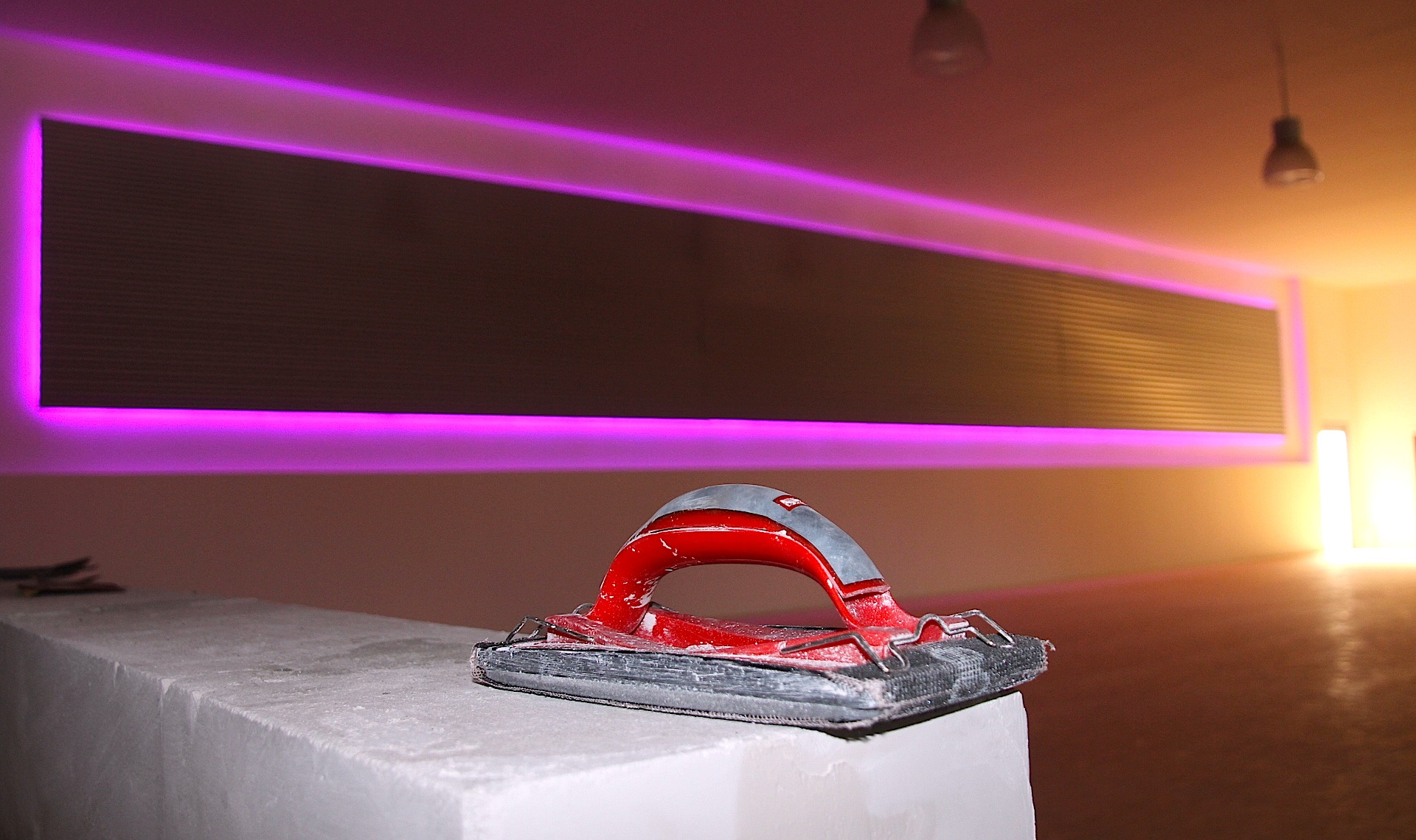 Baustelle mit LED: Das neue Geschäft von schuhplus steht kurz vor dem Startschuss.