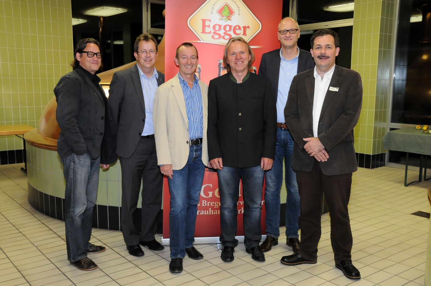 Vorstand des Marketingclubs mit BrauereiMeister Hinnig Hommel (dritter v.l.) Vorstand des Marketingclubs mit BrauereiMeister Hinnig Hommel (dritter v.l.)