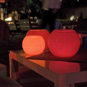 Schaffen eine herbstliche Atmosphäre: Wachswindlichte von Eika. Foto: Eika Kerzen GmbH