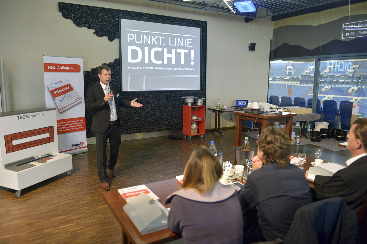 TECE-Seminarleiter Robert Schilling erklärt, worauf es in Sanitärräumen ankommt.