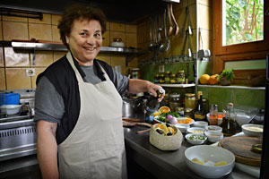 Voula Kyriakea verwendet für ihre traditionellen Rezepte nur beste Olivenprodukte aus der Region Man Voula Kyriakea verwendet für ihre traditionellen Rezepte nur beste Olivenprodukte aus der Region Man