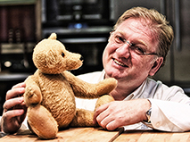 Nach der Teddy-Auktion bittet Frank Schwarz zu Tisch. Quelle: Holger Bernert Nach der Teddy-Auktion bittet Frank Schwarz zu Tisch. Quelle: Holger Bernert