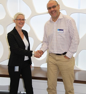 Vertragsunterzeichnung QBS (Elisabeth Bartmann) und Provaria (Stefan Gurzky) Vertragsunterzeichnung QBS (Elisabeth Bartmann) und Provaria (Stefan Gurzky)