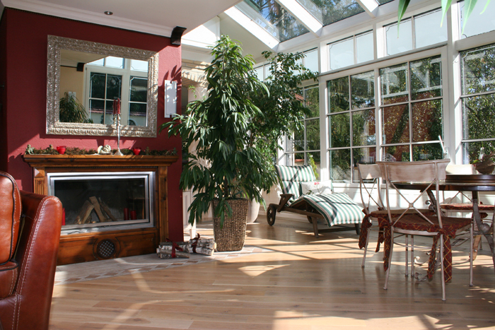 Der Wintergarten fügt sich harmonisch ins bestehende Ambiente ein. Der Wintergarten fügt sich harmonisch ins bestehende Ambiente ein.