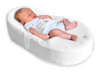 Im ergonomisch geformten COCOONaBABY® fühlt sich das Baby so geborgen und sicher wie im Mutterleib. 