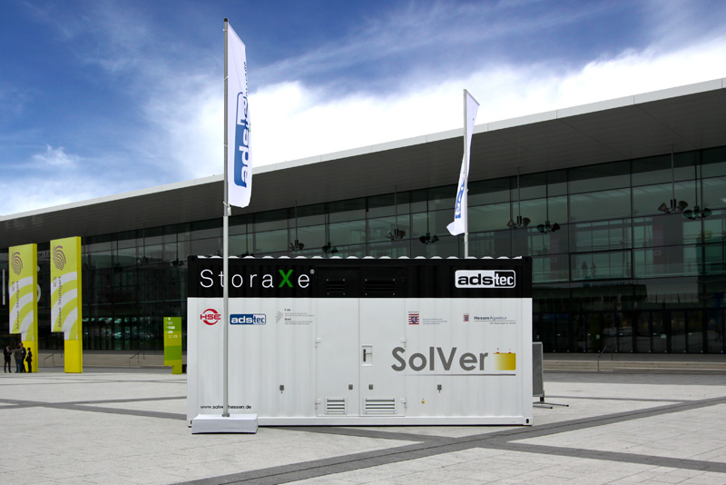 Batteriespeicher im Großformat: SolVer 20-Fuß Container von ads-tec auf der Messepiazza Stuttgar Batteriespeicher im Großformat: SolVer 20-Fuß Container von ads-tec auf der Messepiazza Stuttgar